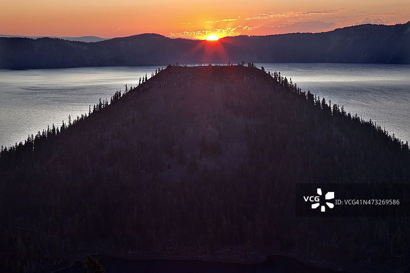 俄勒冈州巫师岛日出火山口湖图片素材