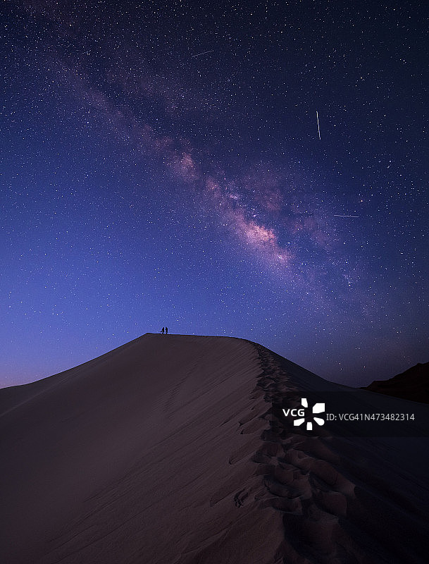 摩洛哥撒哈拉沙漠上空的银河图片素材