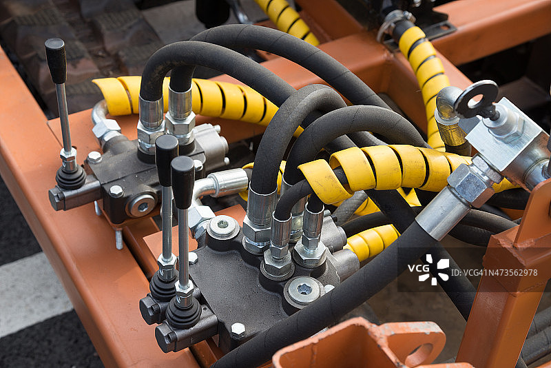 控制面板上的液压管、配件和控制杆图片素材