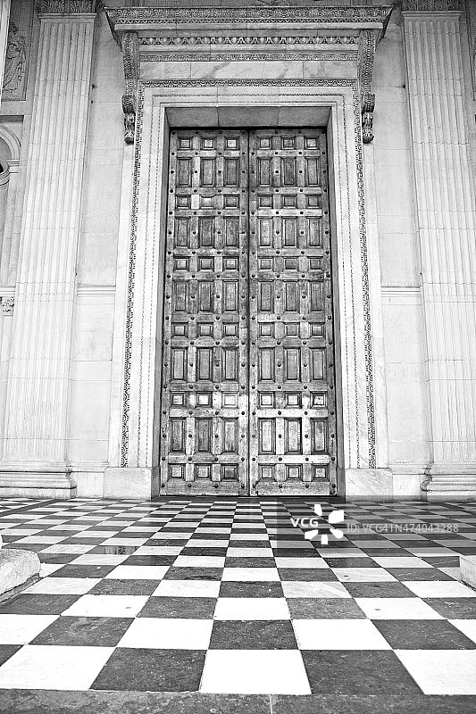 英国伦敦圣保罗大教堂旧建筑门图片素材