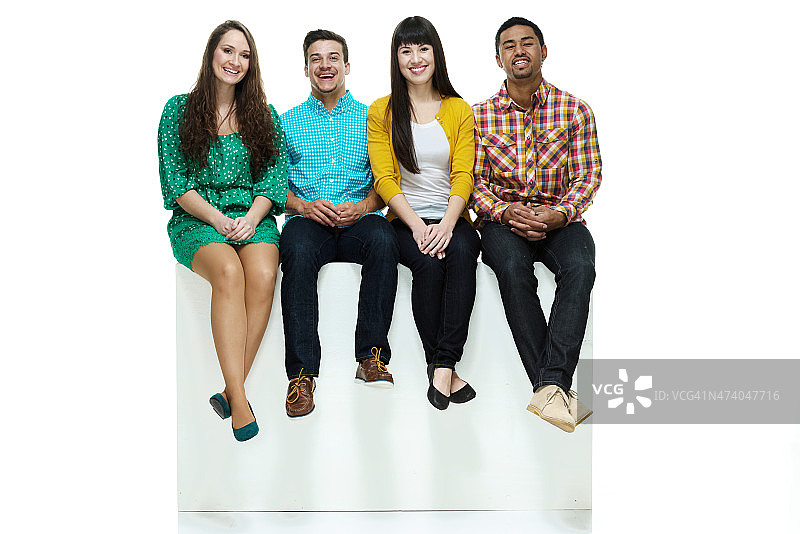 四个朋友坐在箱子上图片素材