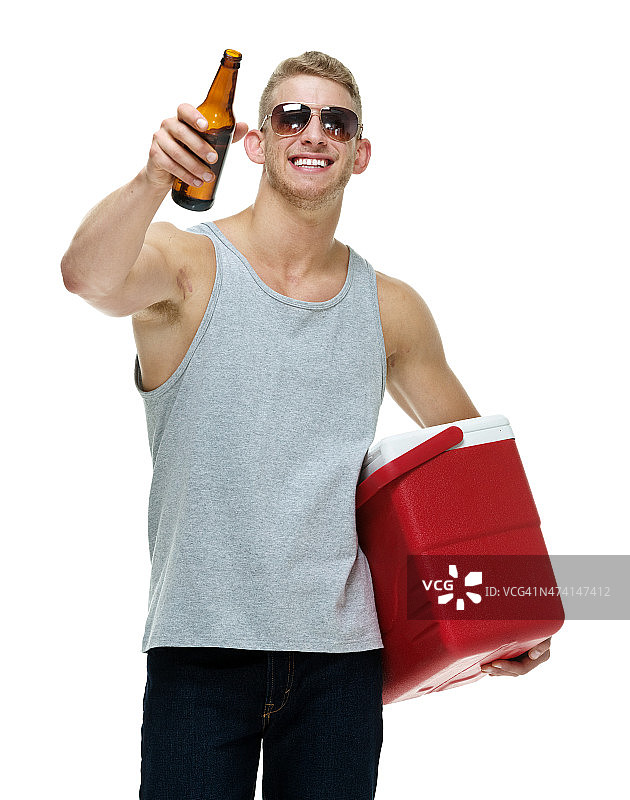微笑休闲男士拿着啤酒瓶图片素材
