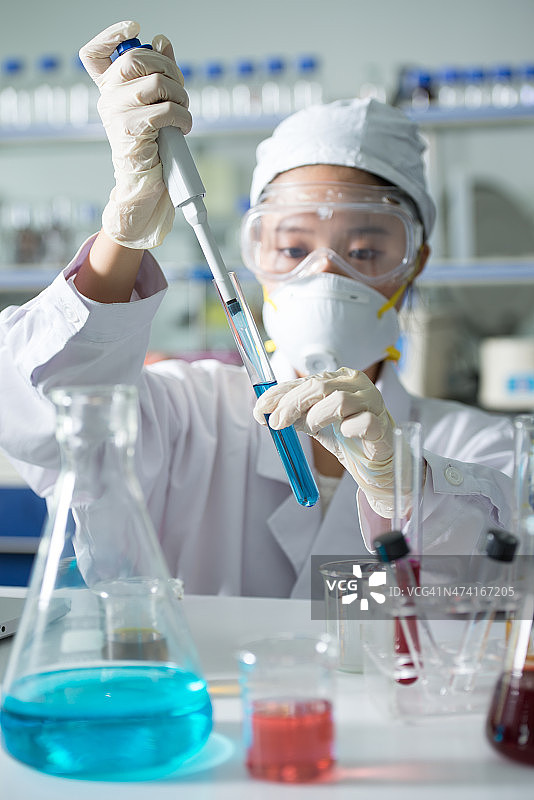 工作中的化学家图片素材