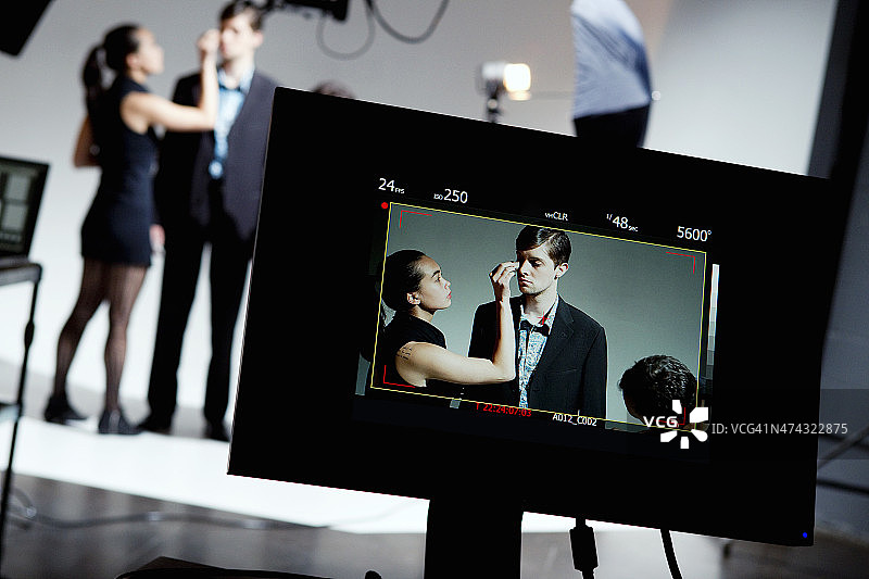 化妆师和造型师为模特工作图片素材