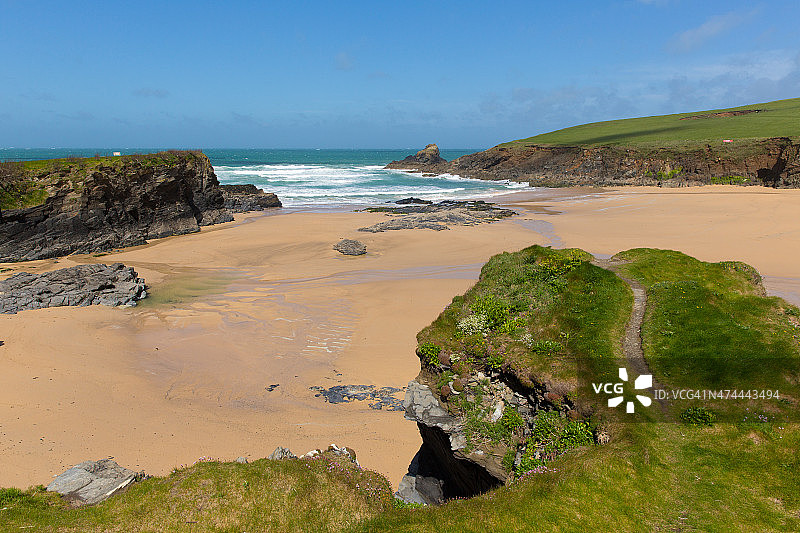 英国康沃尔帕兹托附近特雷旺湾春日风光图片素材