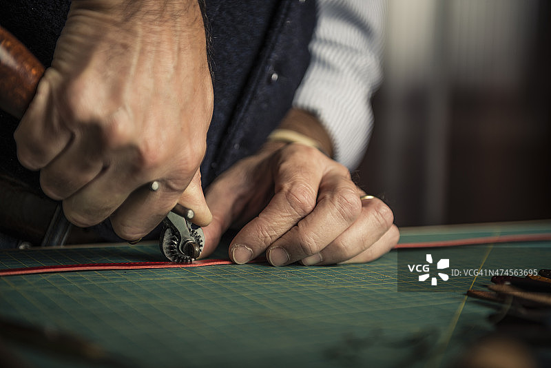 工匠处理皮革图片素材