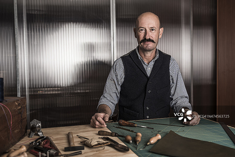 工匠处理皮革图片素材