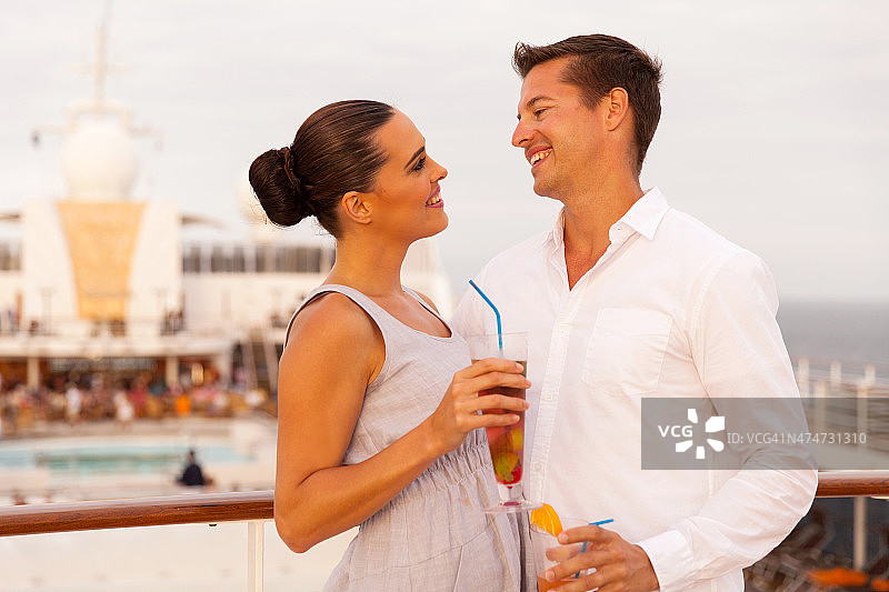 一对年轻夫妇的夏季假期图片素材