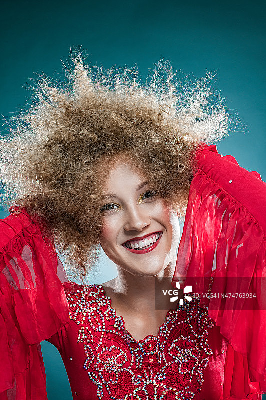 发型酷炫的年轻迪斯科舞者图片素材