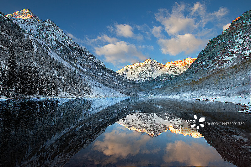 栗色的钟声图片素材