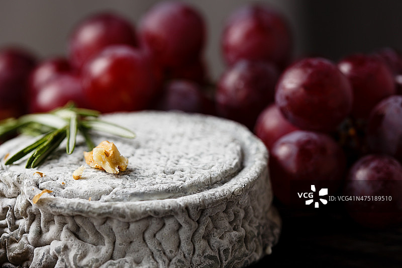 法国山羊奶酪与葡萄图片素材