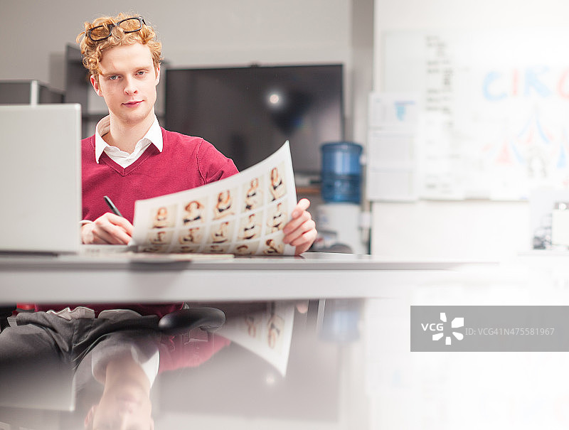 在工作室工作的照片修图师图片素材