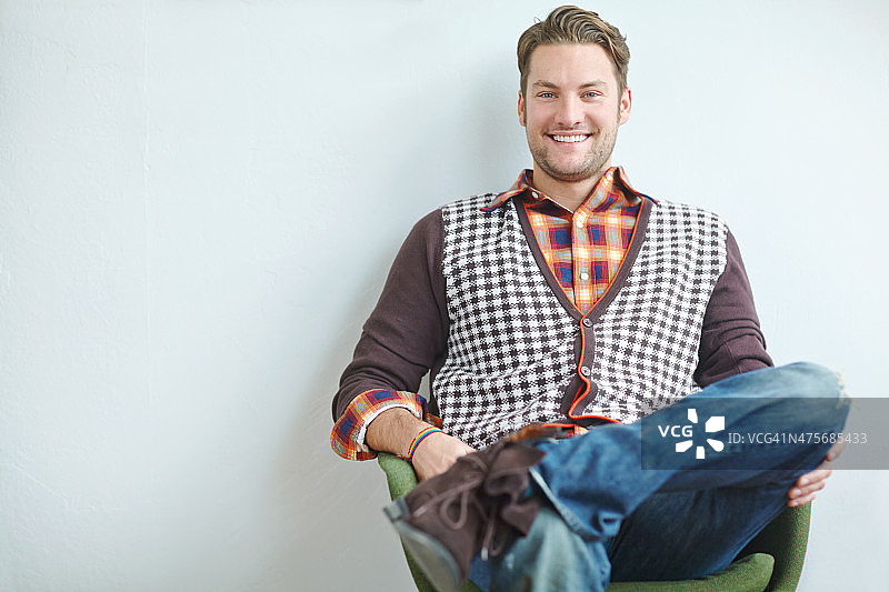 穿着那套衣服看起来很精神图片素材