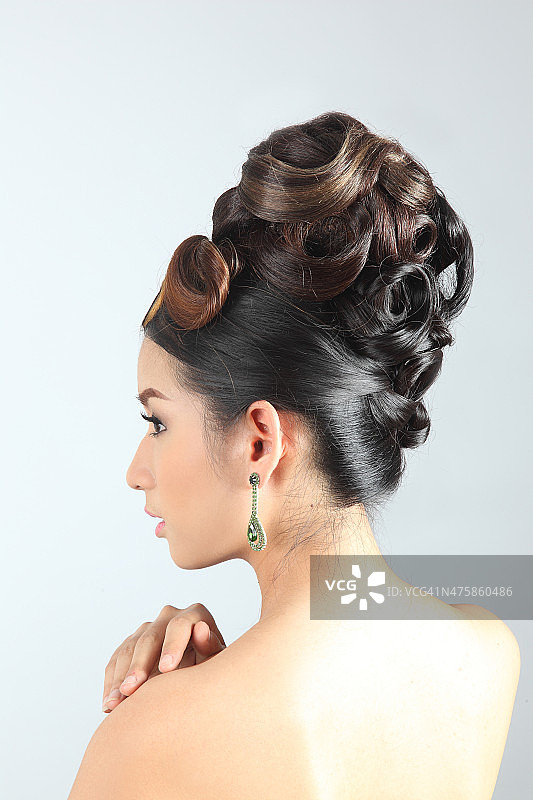 时尚优雅的泰国棕发女子创意发髻造型图片素材