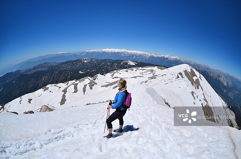 女孩在土耳其 Tahtali 山顶徒步，白雪皑皑图片素材