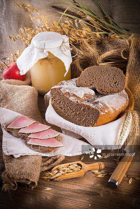 新鲜出炉的传统面包图片素材