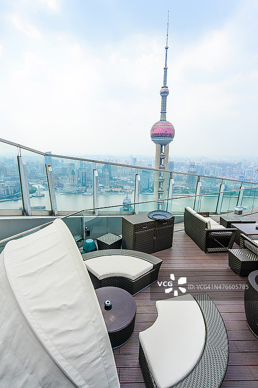 带遮阳伞的咖啡桌图片素材