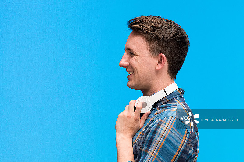 面带微笑、看向远方的休闲男士图片素材