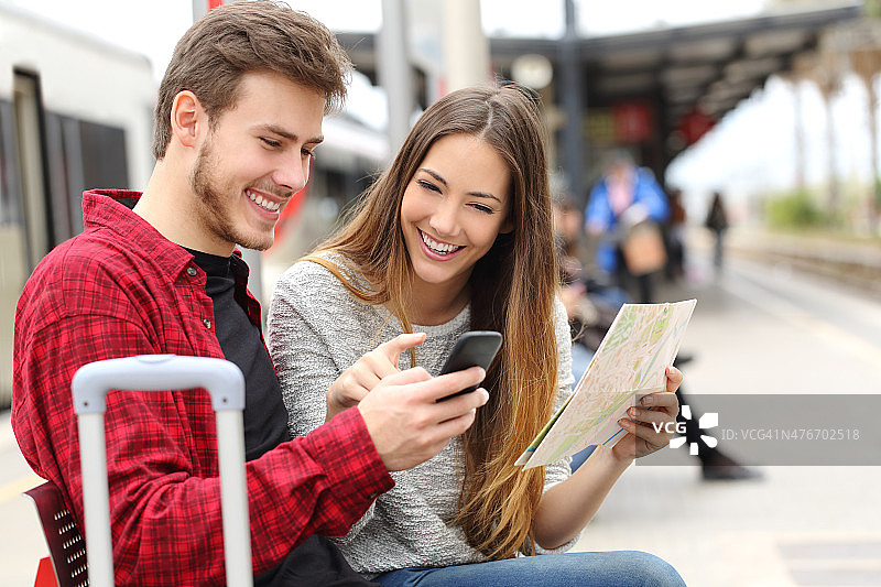 在火车站咨询GPS和导游的游客图片素材