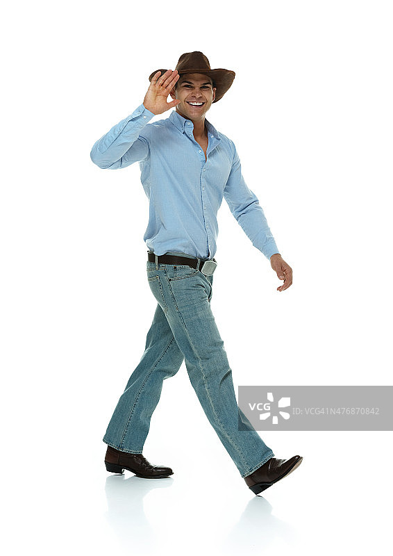 走路的年轻人图片素材