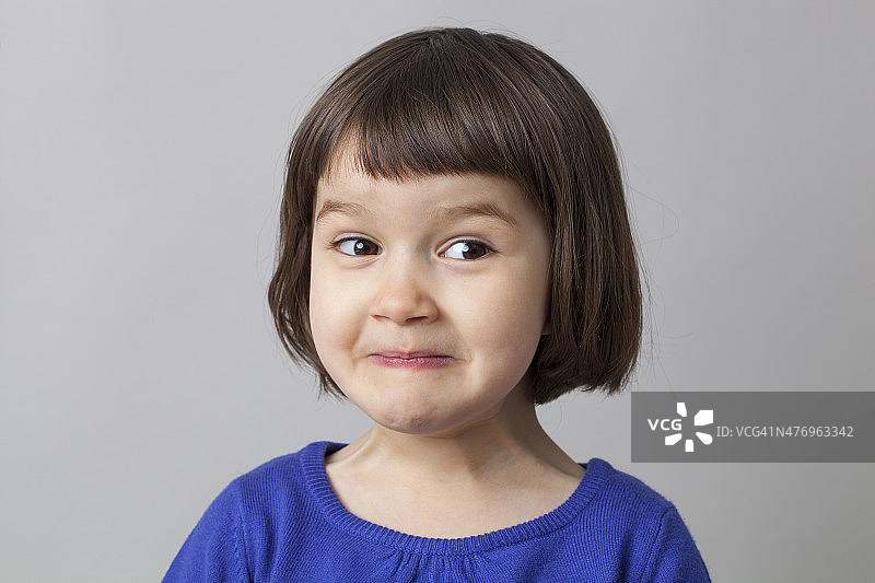 3岁儿童尽情表达自己图片素材