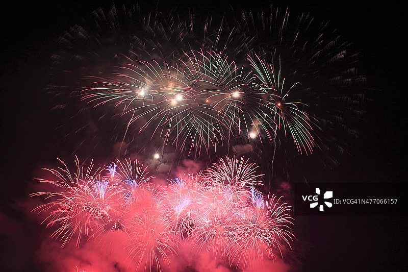 日本传统烟花在夜空中图片素材