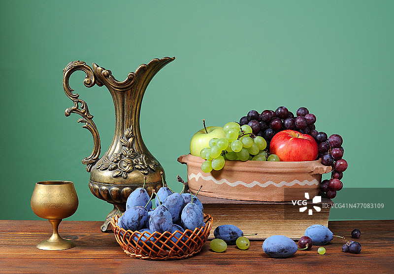 李子和金属玻璃瓶图片素材