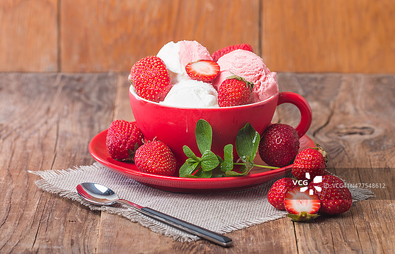 草莓冰淇淋图片素材