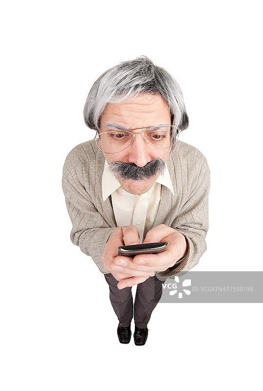 鱼眼视角下的发短信的老人图片素材