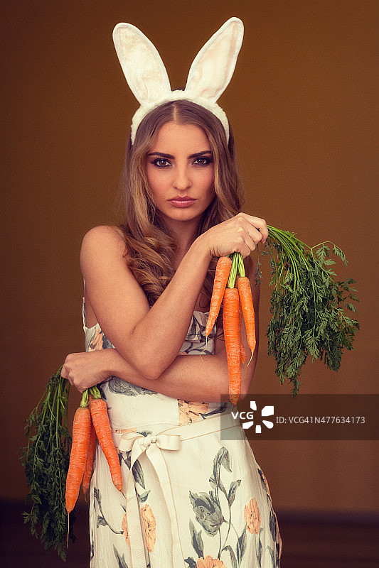 拿着胡萝卜的兔子女孩图片素材