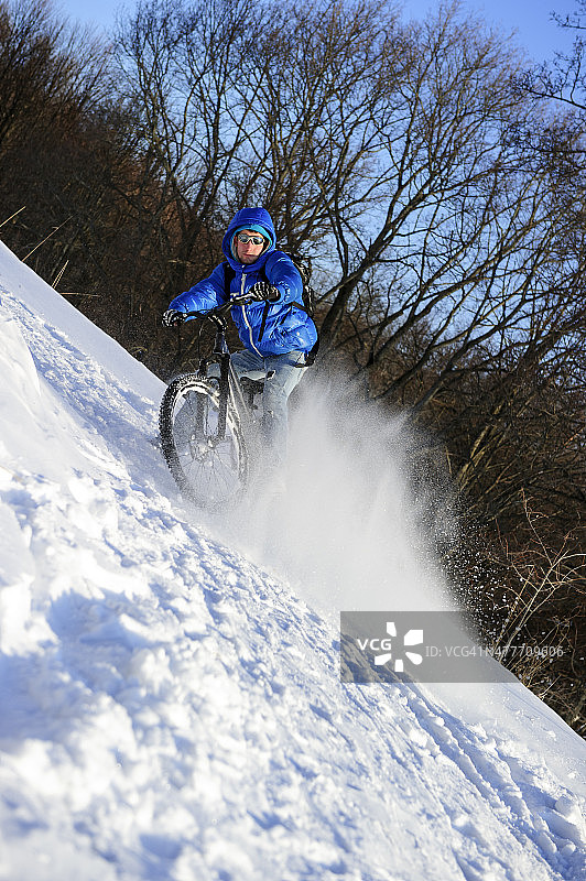 雪地自行车骑行者图片素材