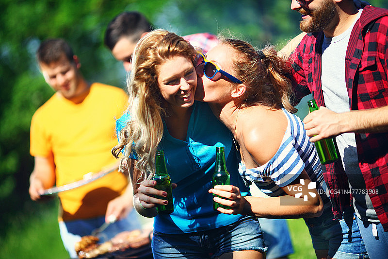 朋友们在后院聚会图片素材