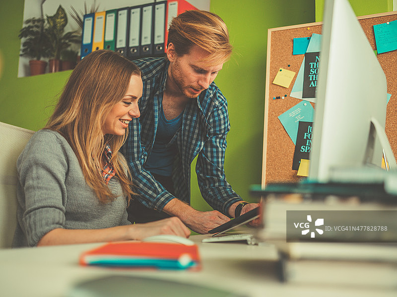 设计师在办公室用电脑工作图片素材