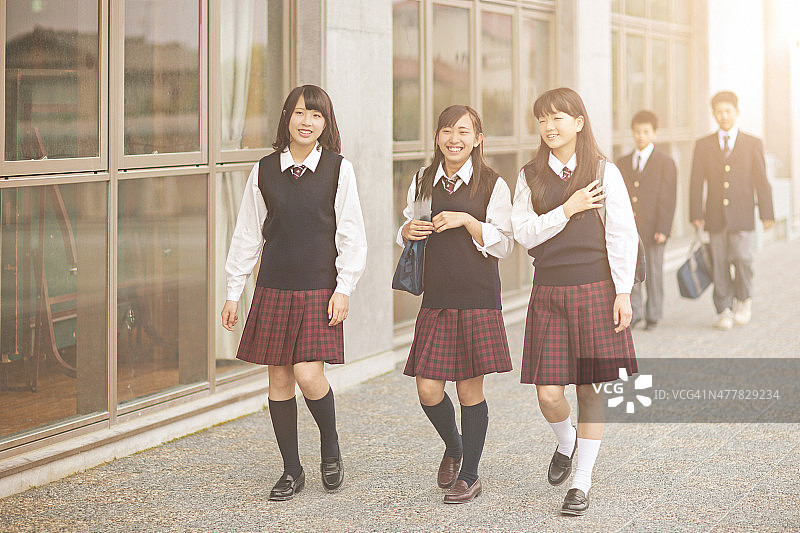 走在学校操场外的日本学生图片素材