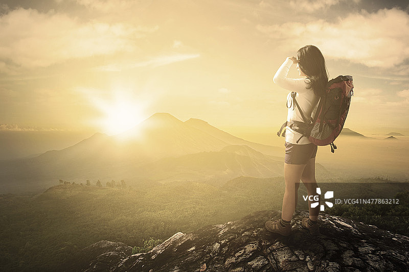 徒步者欣赏山间日出图片素材