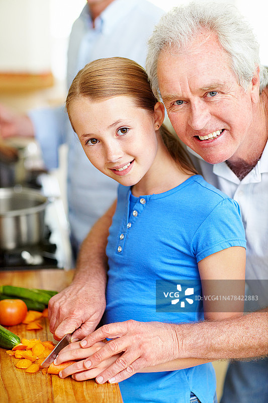 爷爷教我如何切菜图片素材