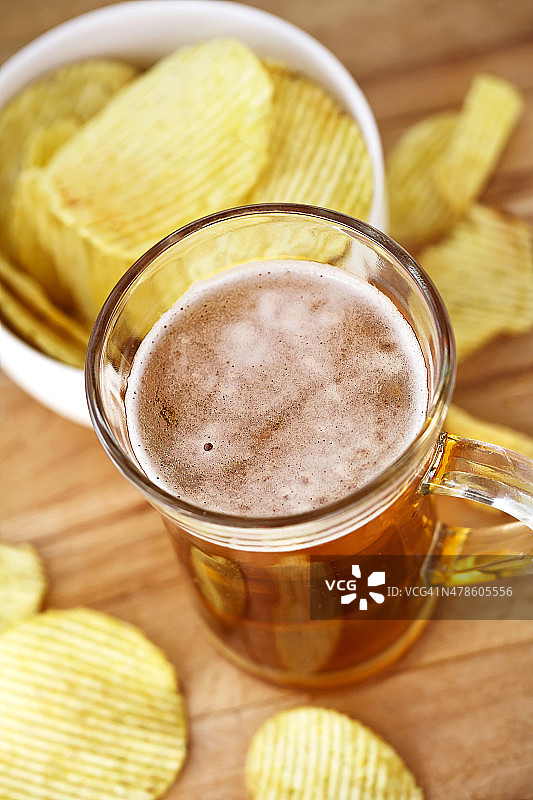 啤酒杯和烤薯片图片素材