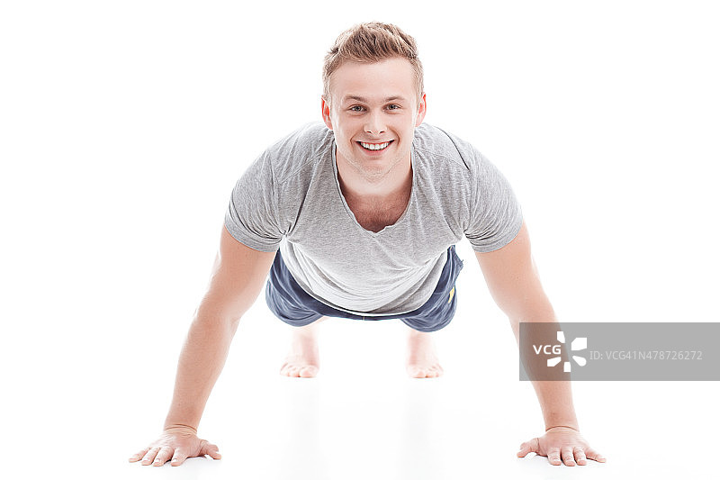 年轻男人做俯卧撑图片素材