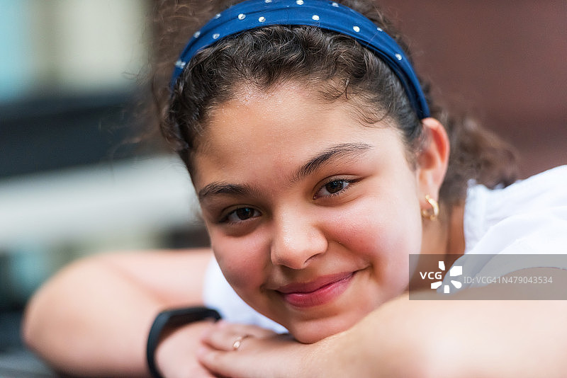 十二岁的西班牙裔女学生图片素材