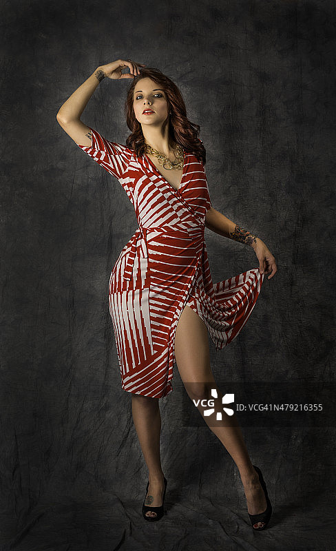 身穿红色连衣裙的女孩图片素材