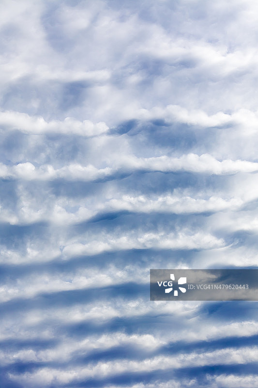 蓝色天空中的波纹云彩图案图片素材