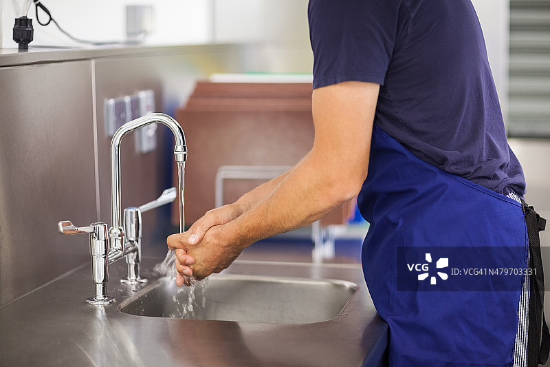 正在洗手的厨房服务员图片素材
