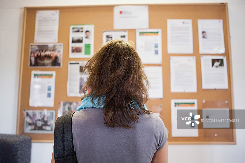正在学习公告栏的学生图片素材