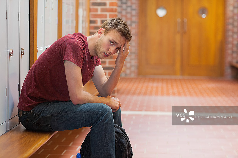 头痛的英俊学生图片素材