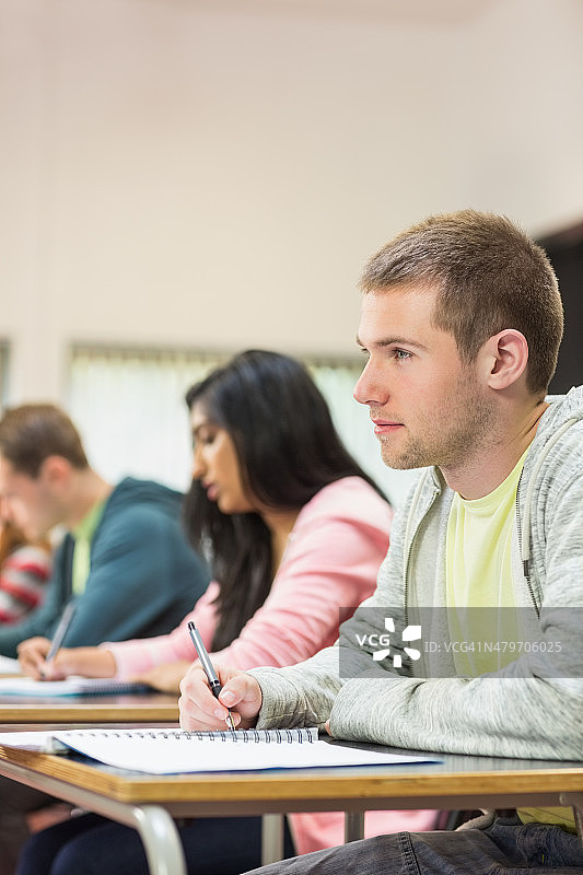学生在教室里写笔记图片素材