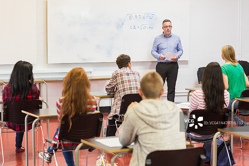 课堂上专心听老师讲课的学生们图片素材