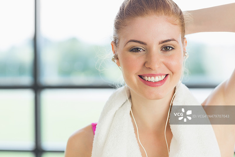 脖子上围着毛巾听音乐的女人图片素材