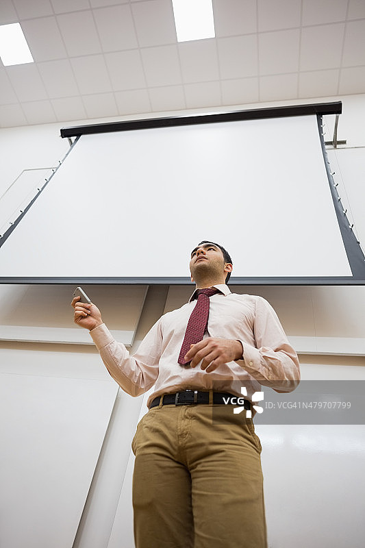 男老师在讲堂里使用投影屏幕图片素材