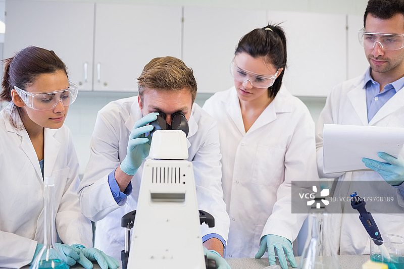 科学家在实验室使用显微镜图片素材