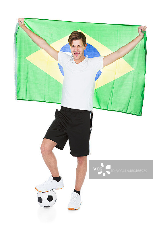 手持巴西国旗的足球运动员图片素材